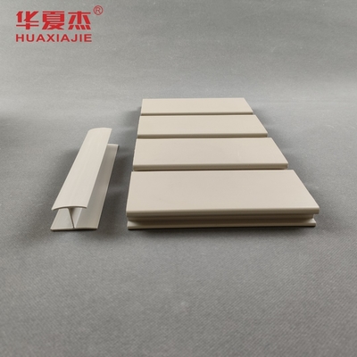 การติดตั้งง่าย แผ่น PVC Slatwall เรียบเรียบ สําหรับอุปกรณ์เสริมผนังโรงรถ