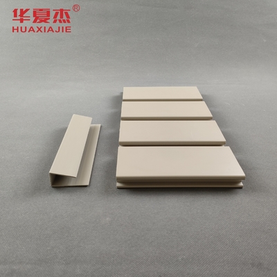 การติดตั้งง่าย แผ่น PVC Slatwall เรียบเรียบ สําหรับอุปกรณ์เสริมผนังโรงรถ