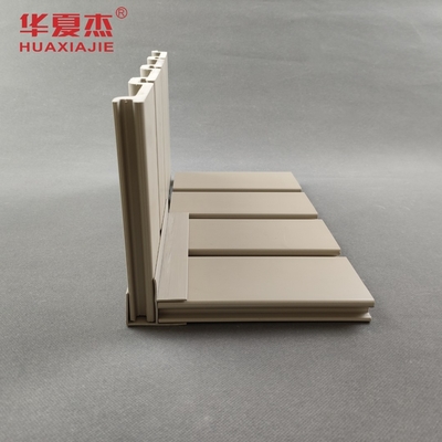 การติดตั้งง่าย แผ่น PVC Slatwall เรียบเรียบ สําหรับอุปกรณ์เสริมผนังโรงรถ