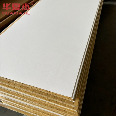 พานผนัง wpc สีขาวคุณภาพสูง 600x9mm แผ่น wpc laminated วัสดุตกแต่งกันน้ํา