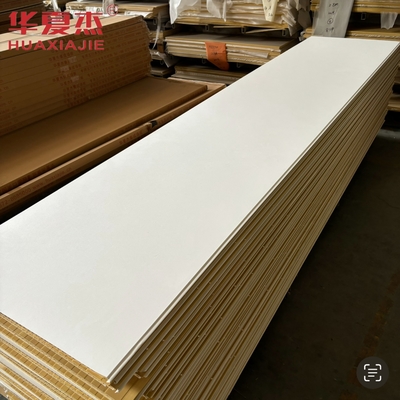 พานผนัง wpc สีขาวคุณภาพสูง 600x9mm แผ่น wpc laminated วัสดุตกแต่งกันน้ํา
