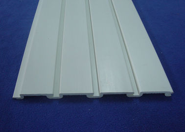 สีขาว ทนทาน แผ่นผนังสล็อต แผ่นโรงรถ pvc การตกแต่งภายใน