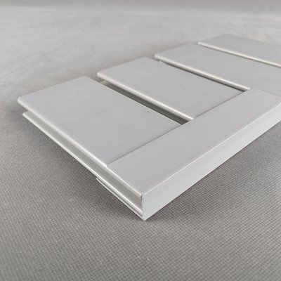 ที่เก็บของตกแต่งโรงรถ PVC Slatwall Panels สีเทาสำหรับห้องนั่งเล่น
