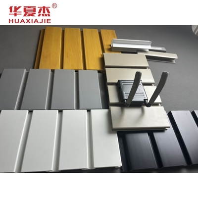 คุณภาพ ผิวเรียบ PVC Slatwall Panel วัสดุตกแต่งภายในโรงรถ โรงงาน