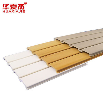 คุณภาพ 4ft X 8ft PVC Slatwall Panel น้ําหนักเบา 1.7kg สีขาวเทา Taupe ไม้เมล็ด แผ่นที่ปรับเปลี่ยนสําหรับการเก็บของติดผนัง โรงงาน