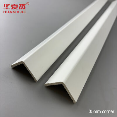 คุณภาพ สีขาว Pvc มุม 35 มม พีวีซี การปั้น กันน้ําและทนทานสําหรับตกแต่งภายใน โรงงาน