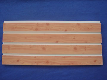 ราคาดี ความชื้นหลักฐาน 4ft 8ft PVC Slatwall ติดตั้งแผงปรับแต่งกับพื้นผิวลายไม้ ออนไลน์