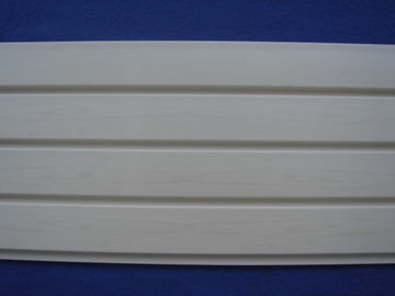 ราคาดี แผ่นพีวีซี Slatwall พลาสติก / แผ่นผนังระแนงสีขาวสำหรับการจัดเก็บชั้นใต้ดิน ออนไลน์